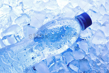یخ زدن بطری آب معدنی